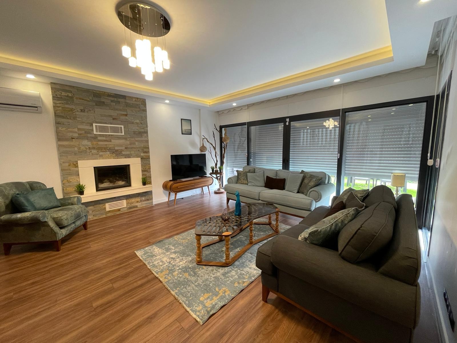 FULLY FURNISHED BRAND NEW CLOSE TO THE BEACH & TOWN