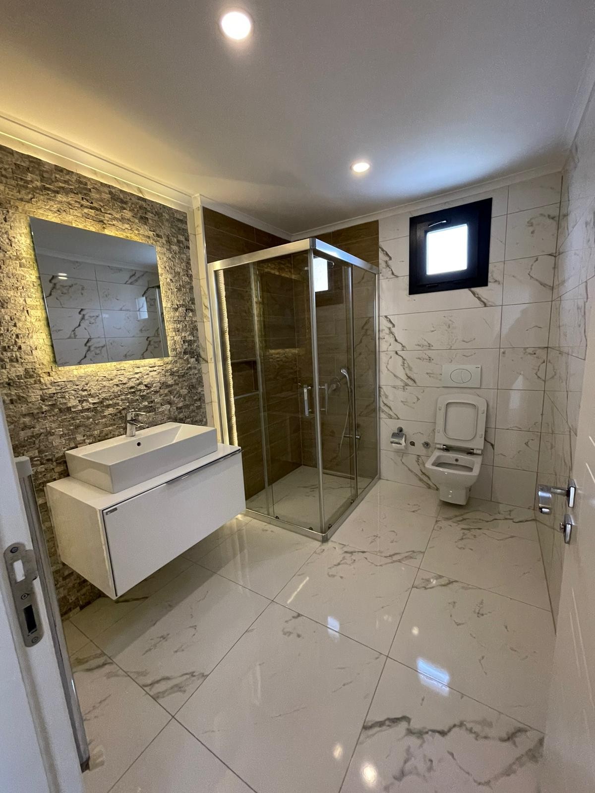 FULLY FURNISHED BRAND NEW CLOSE TO THE BEACH & TOWN