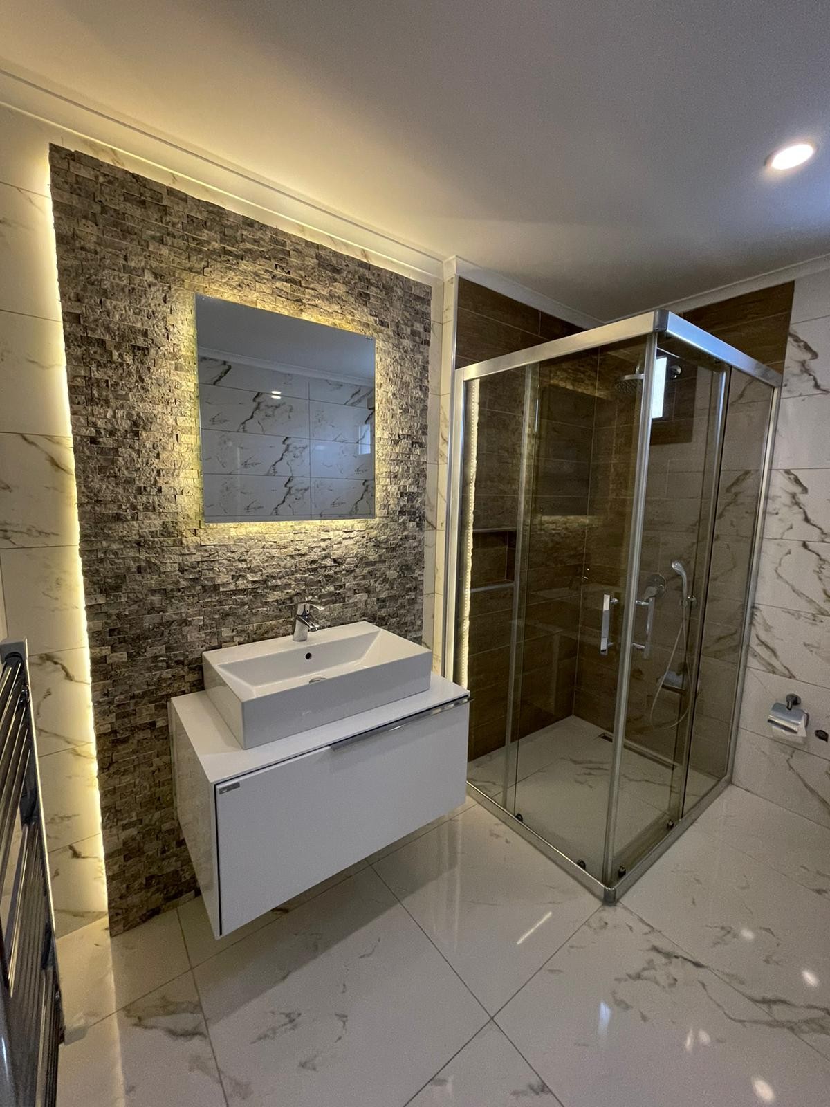 FULLY FURNISHED BRAND NEW CLOSE TO THE BEACH & TOWN