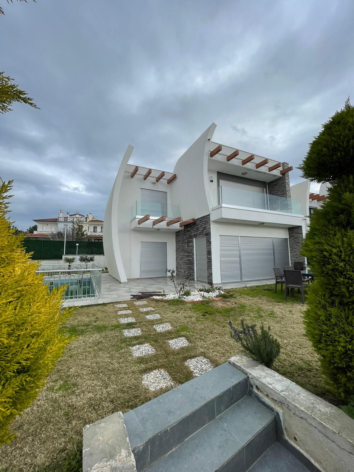 FULLY FURNISHED BRAND NEW CLOSE TO THE BEACH & TOWN