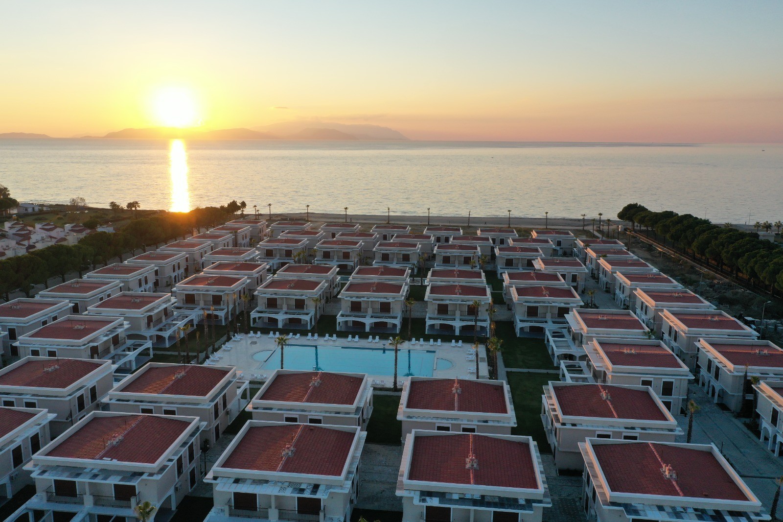 ОТДЕЛЬНАЯ ВИЛЛА НА ПЕРВОЙ БЕРЕГОВОЙ ЛИНИИ В РАЙОНЕ ДАВУТЛАР.