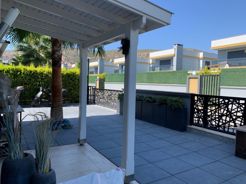 Close to the sea, with private parking, and near the city center, a magnificent villa is for sale.