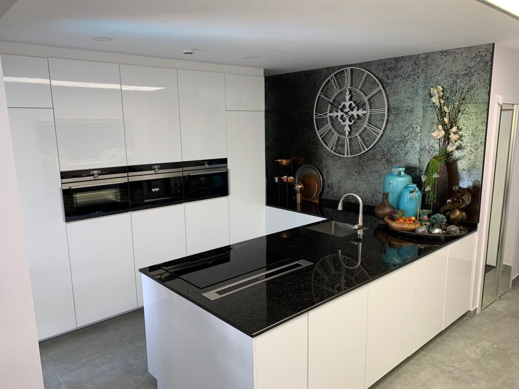 Close to the sea, with private parking, and near the city center, a magnificent villa is for sale.