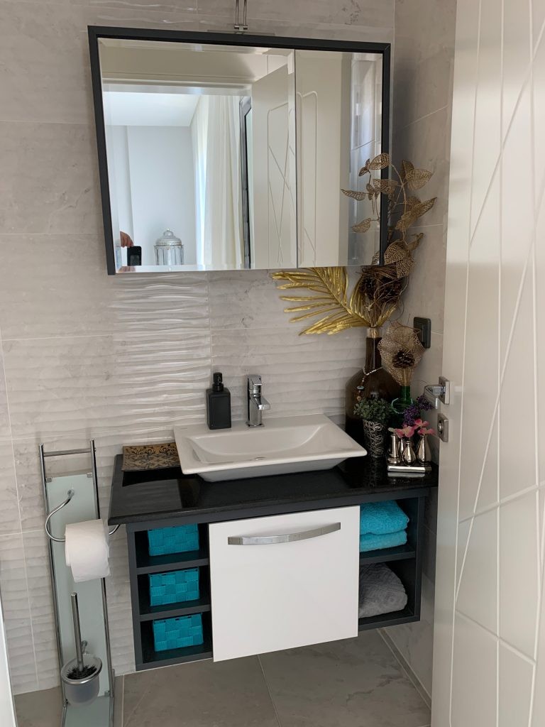 Close to the sea, with private parking, and near the city center, a magnificent villa is for sale.