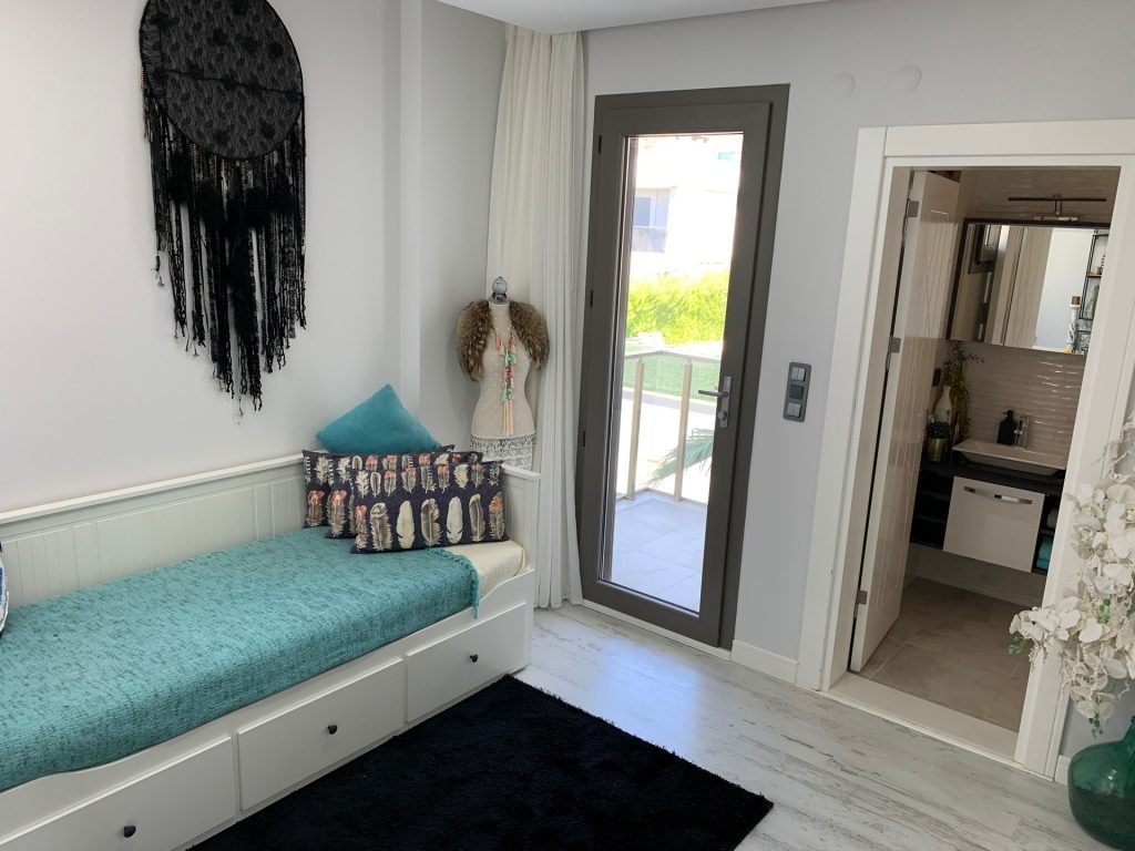 Close to the sea, with private parking, and near the city center, a magnificent villa is for sale.