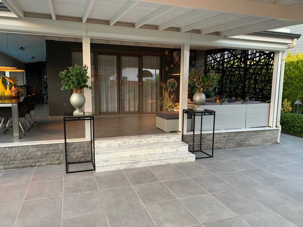 Close to the sea, with private parking, and near the city center, a magnificent villa is for sale.