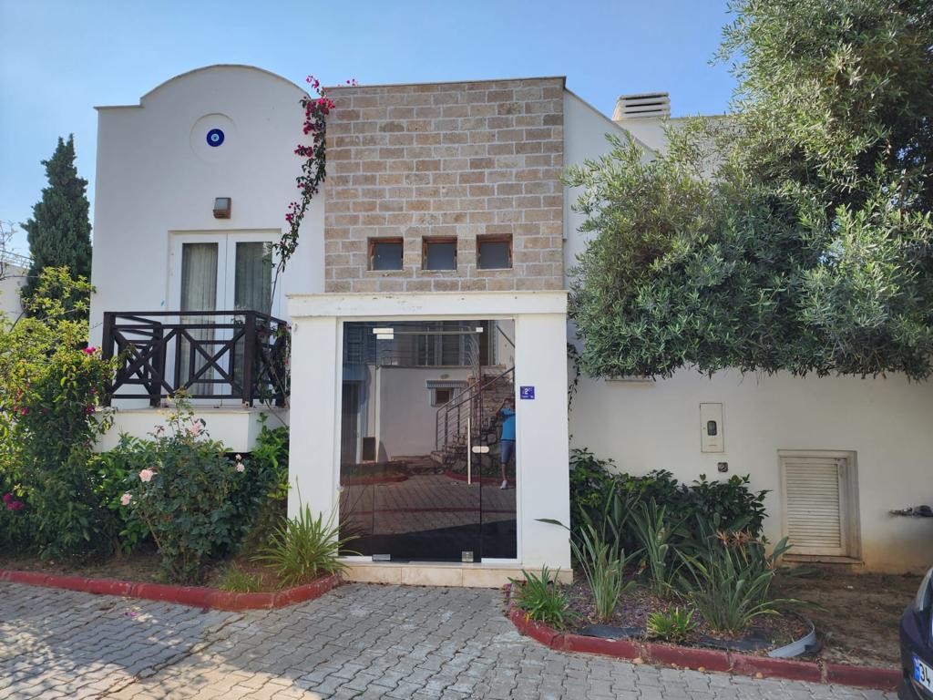 Spectacular Villa For Sale : Spacious Interior, Stunning Terrace, and Proximity to the Sea