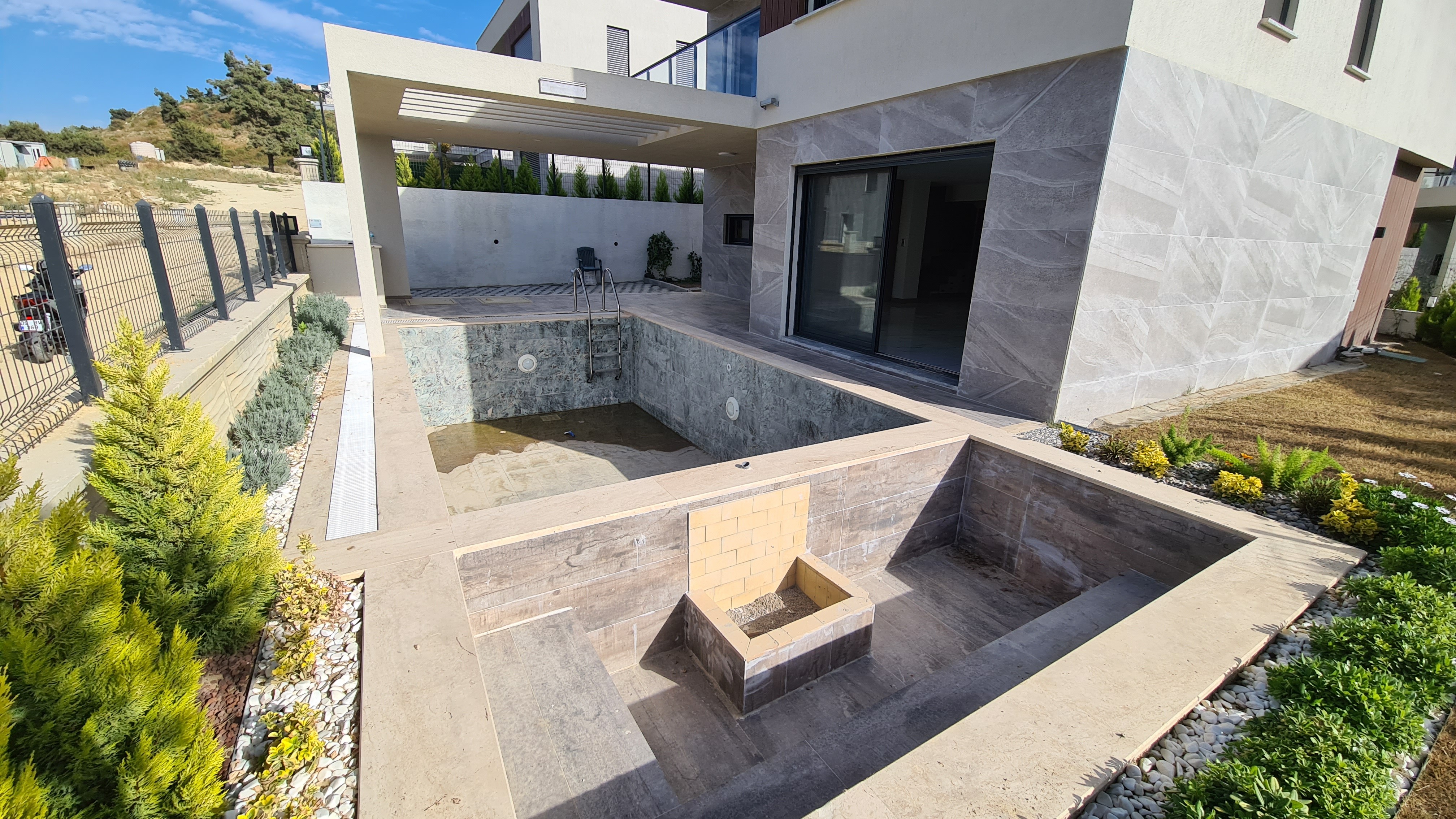 Private Villa with Private Pool Close to Long Beach and Shopping Mall