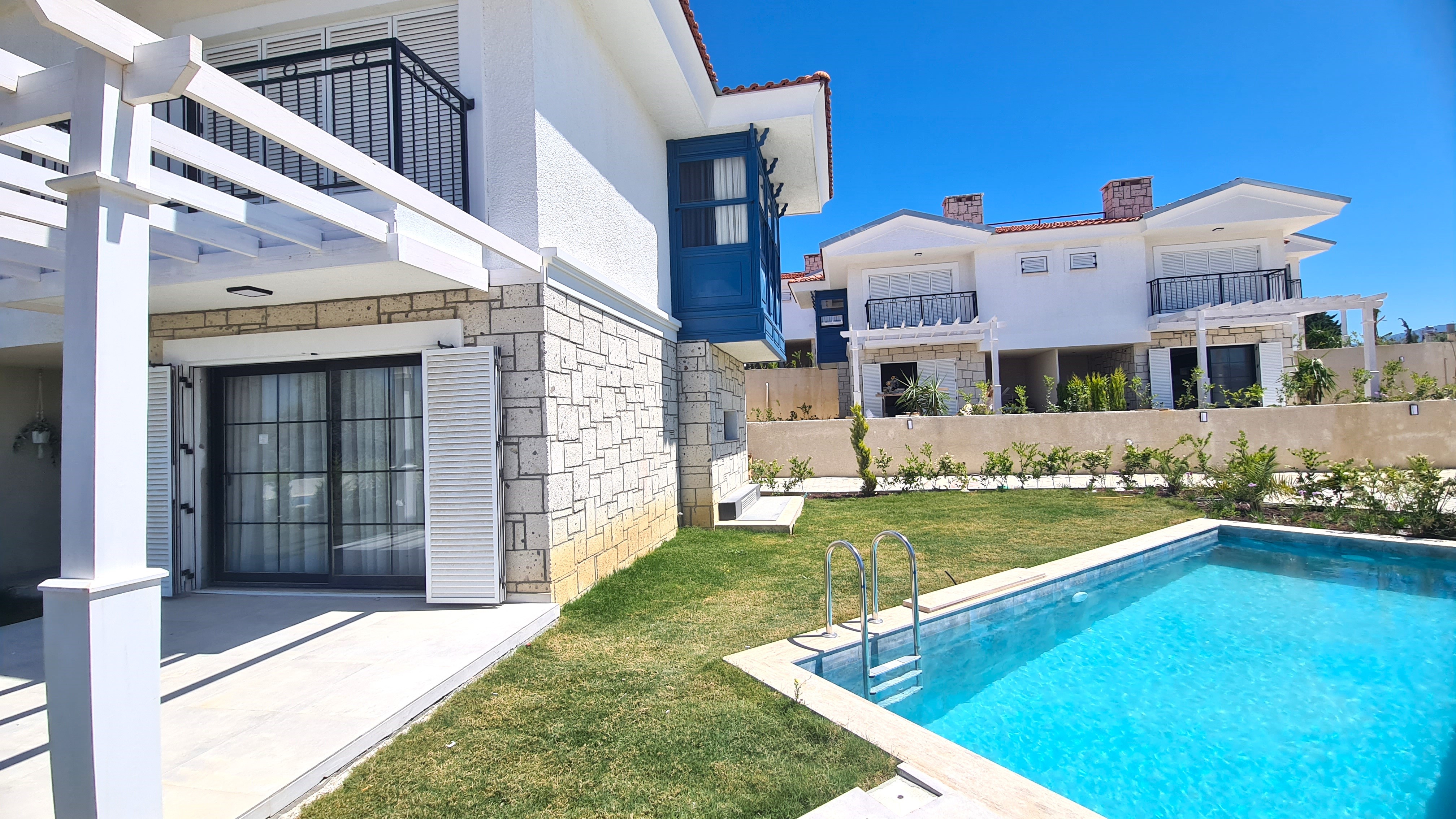 Country Style Semi-Detached Villa For Sale