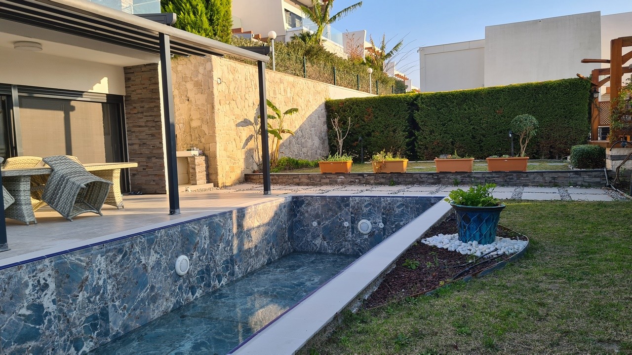 FULLY FURNISHED , 4 BEDROOM 4 BATHROOM 500 SQM PLOT