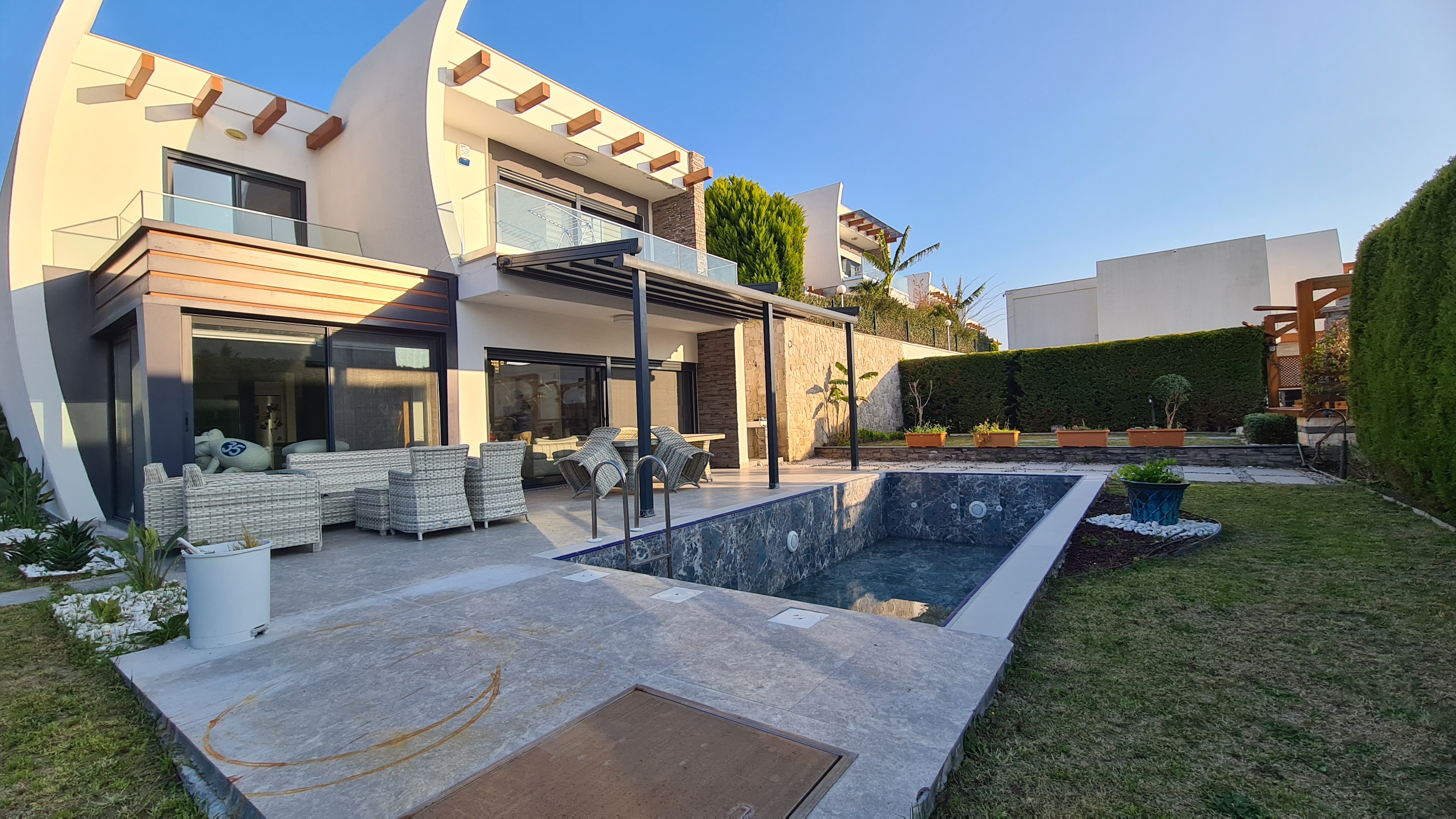 FULLY FURNISHED , 4 BEDROOM 4 BATHROOM 500 SQM PLOT