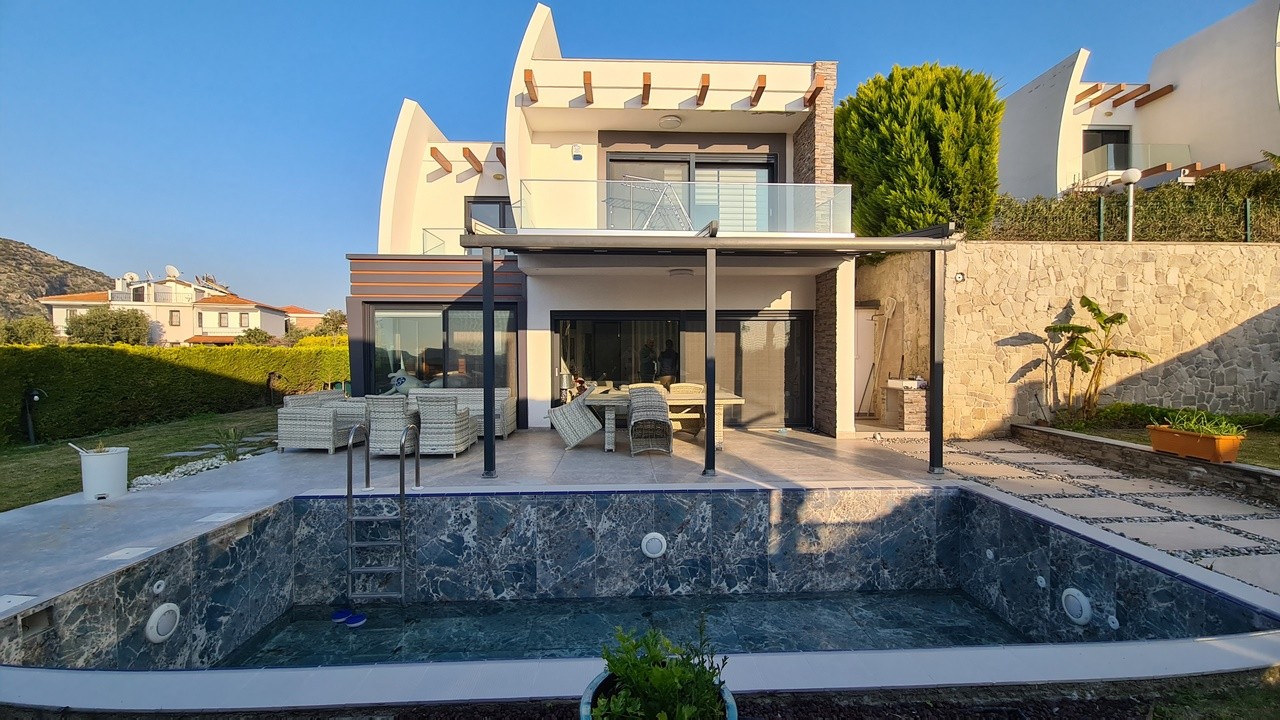 FULLY FURNISHED , 4 BEDROOM 4 BATHROOM 500 SQM PLOT