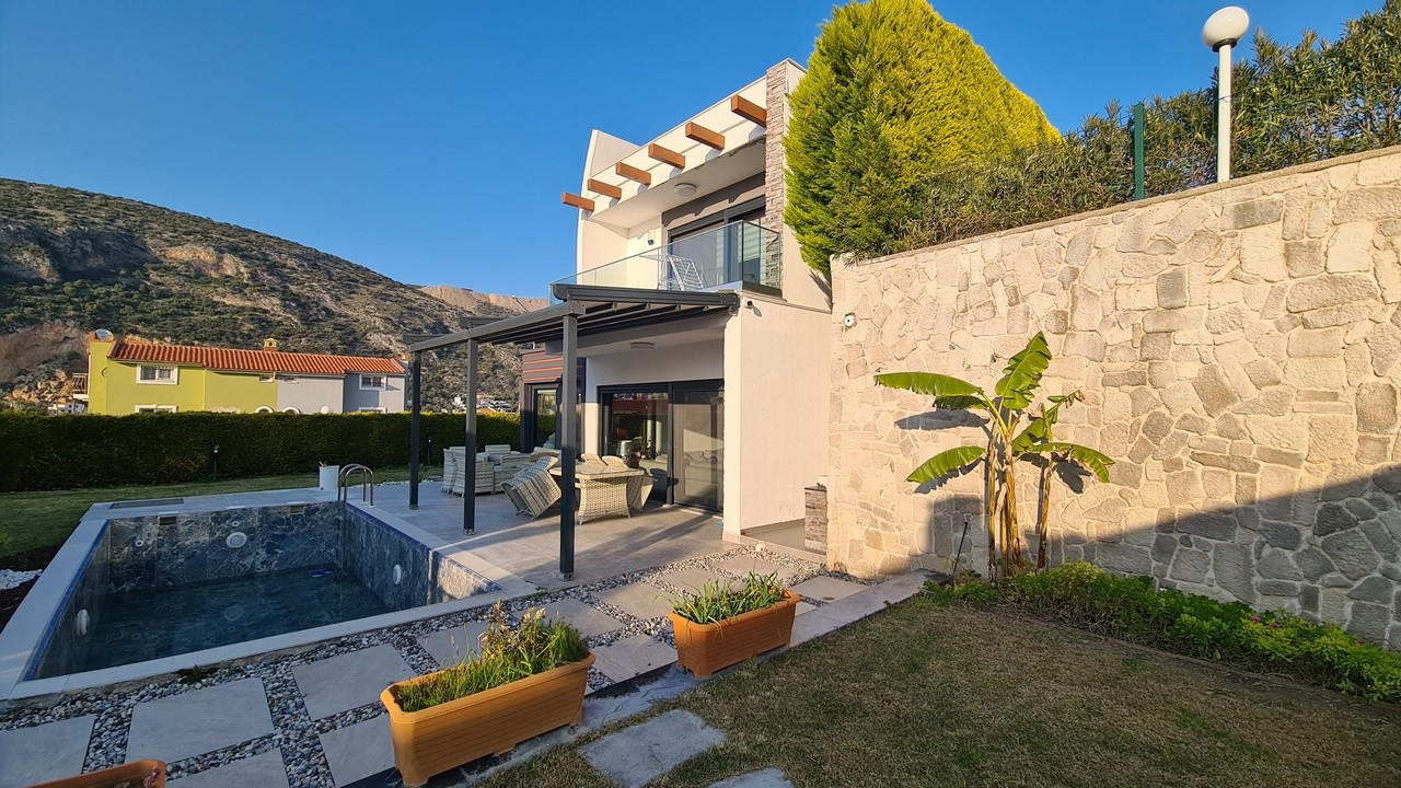 FULLY FURNISHED , 4 BEDROOM 4 BATHROOM 500 SQM PLOT