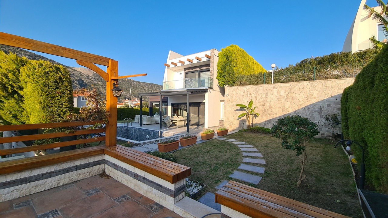 FULLY FURNISHED , 4 BEDROOM 4 BATHROOM 500 SQM PLOT