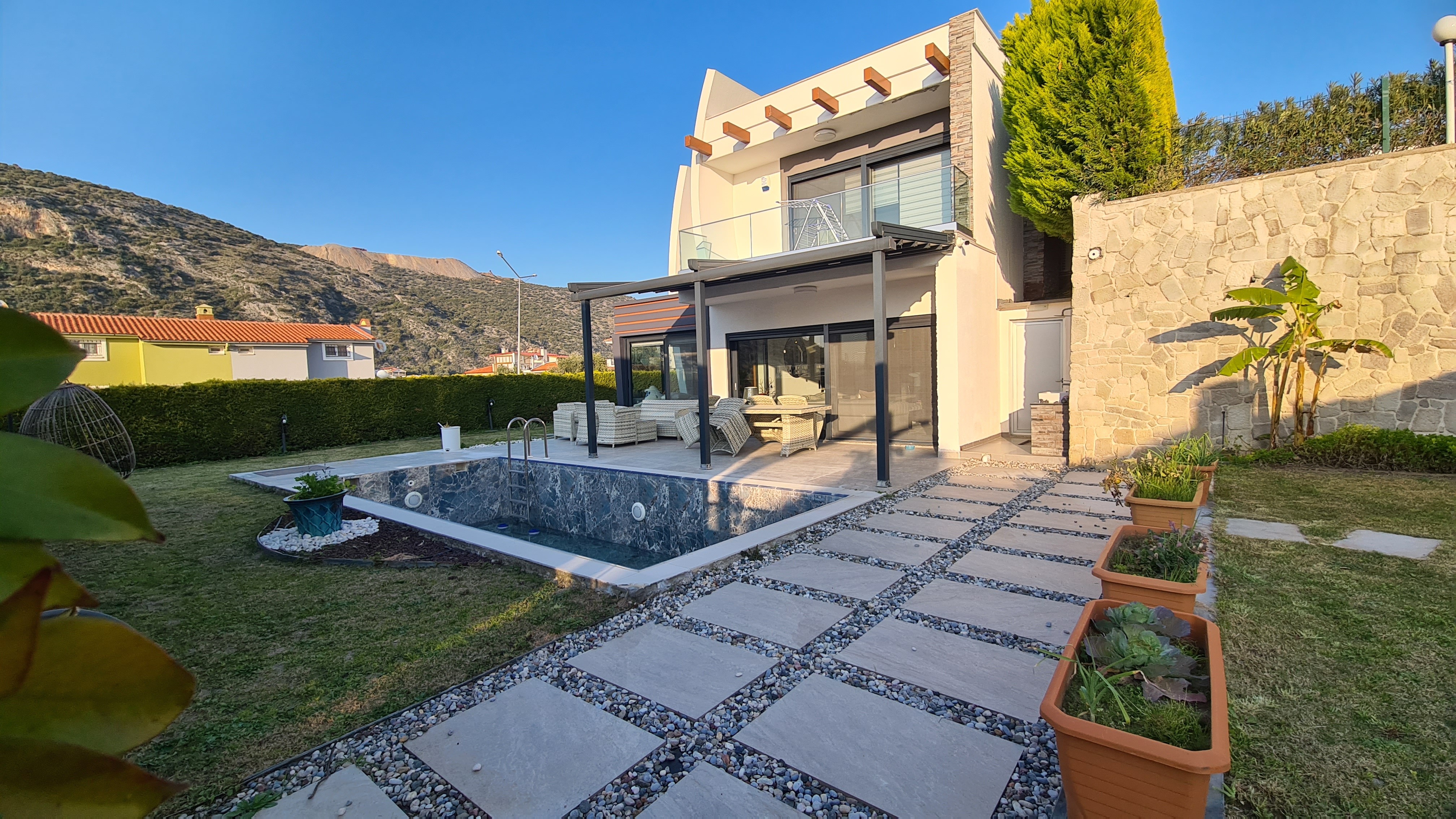 FULLY FURNISHED , 4 BEDROOM 4 BATHROOM 500 SQM PLOT
