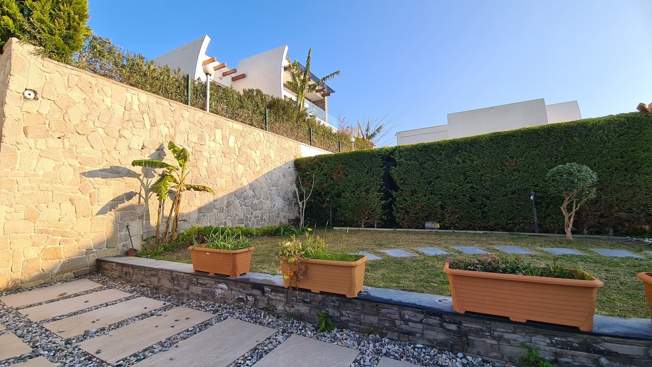 FULLY FURNISHED , 4 BEDROOM 4 BATHROOM 500 SQM PLOT