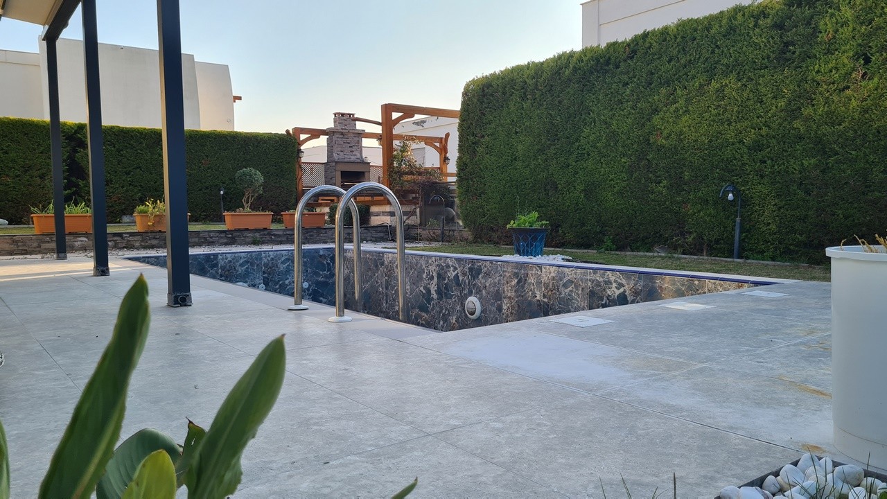 FULLY FURNISHED , 4 BEDROOM 4 BATHROOM 500 SQM PLOT