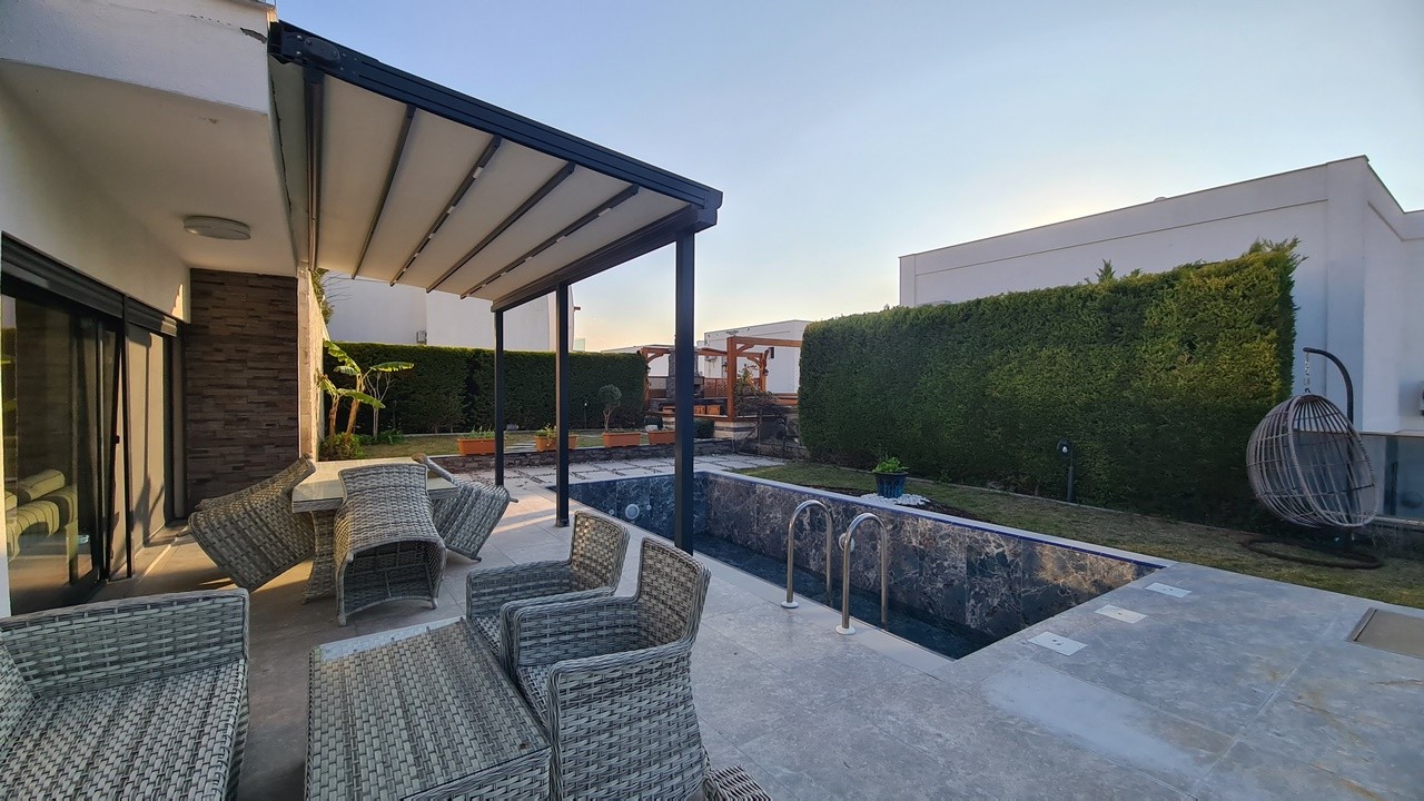 FULLY FURNISHED , 4 BEDROOM 4 BATHROOM 500 SQM PLOT