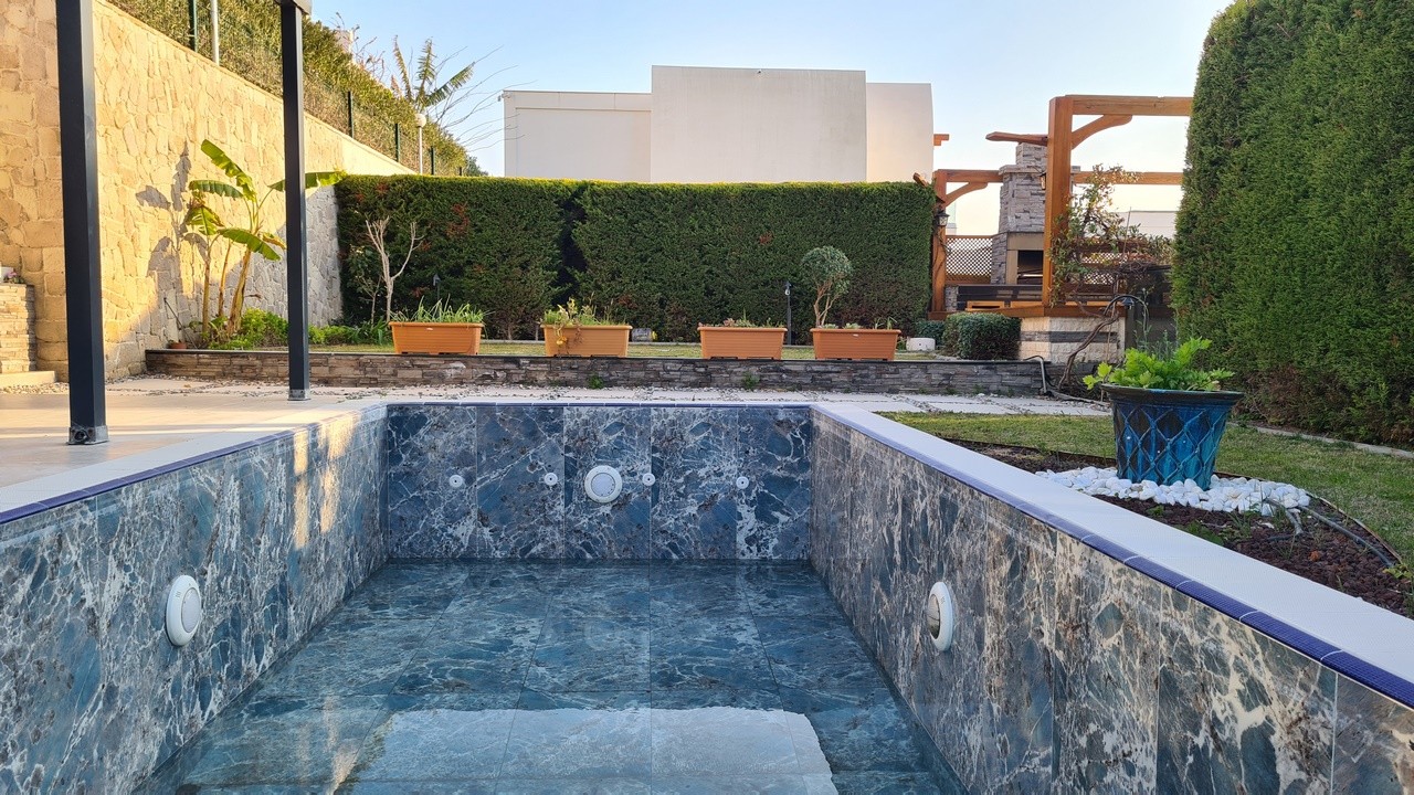 FULLY FURNISHED , 4 BEDROOM 4 BATHROOM 500 SQM PLOT