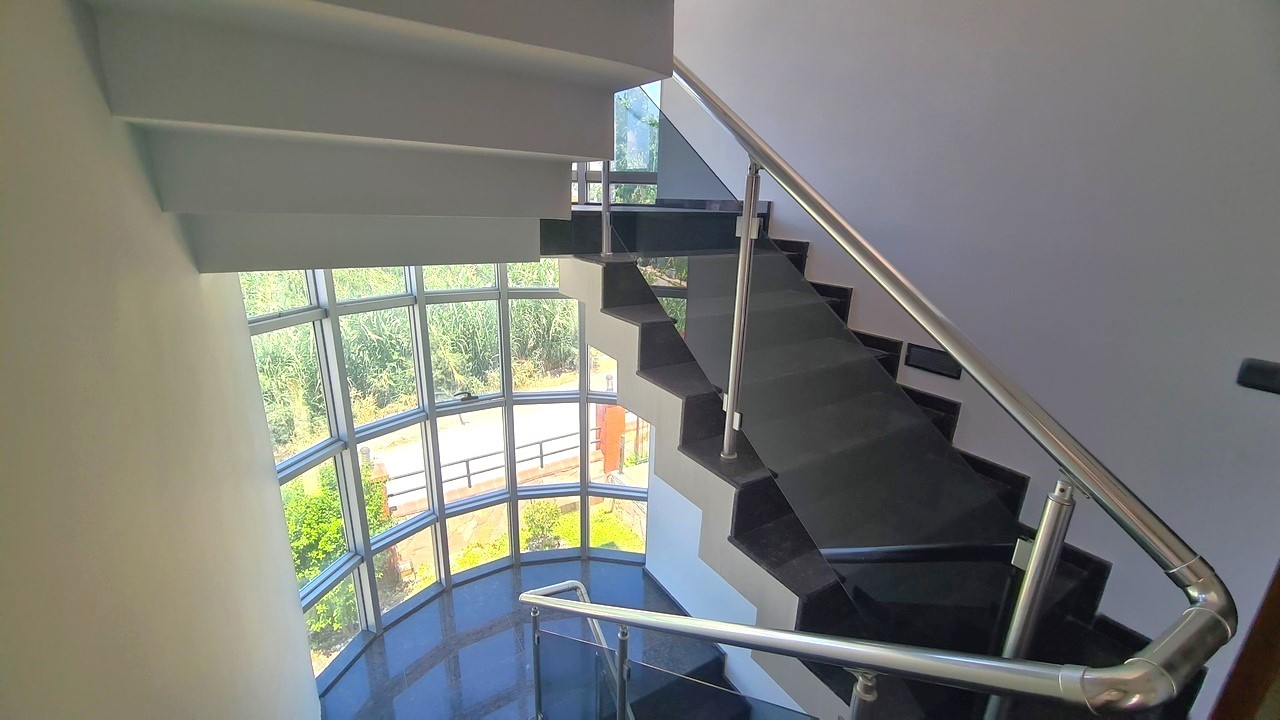 PRIVATE DETACHED VILLA  WITH SEA VIEW IN MARINA AREA