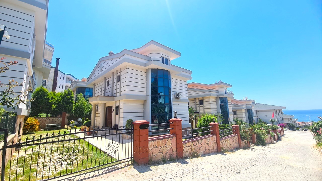 PRIVATE DETACHED VILLA  WITH SEA VIEW IN MARINA AREA