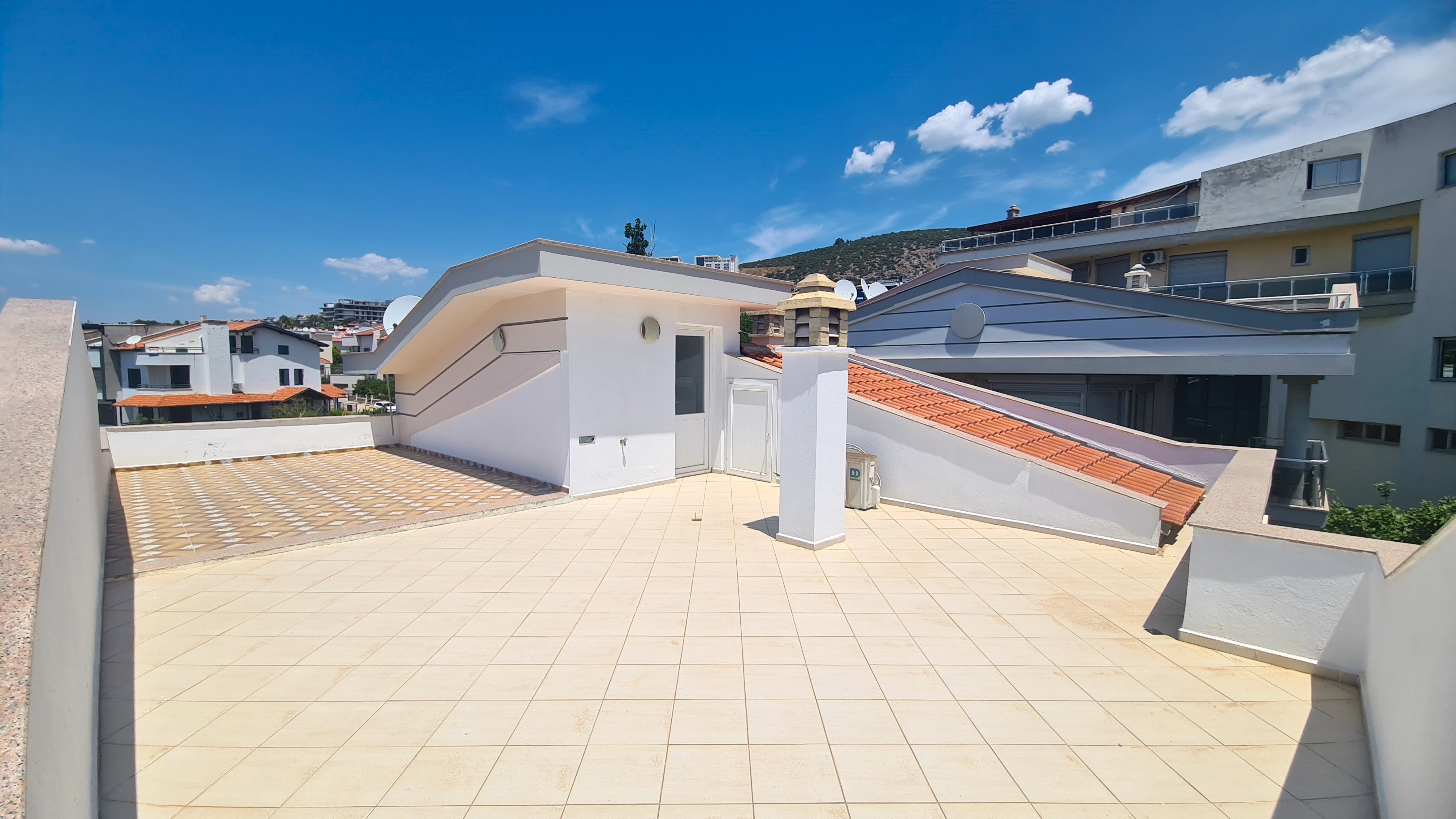 PRIVATE DETACHED VILLA  WITH SEA VIEW IN MARINA AREA