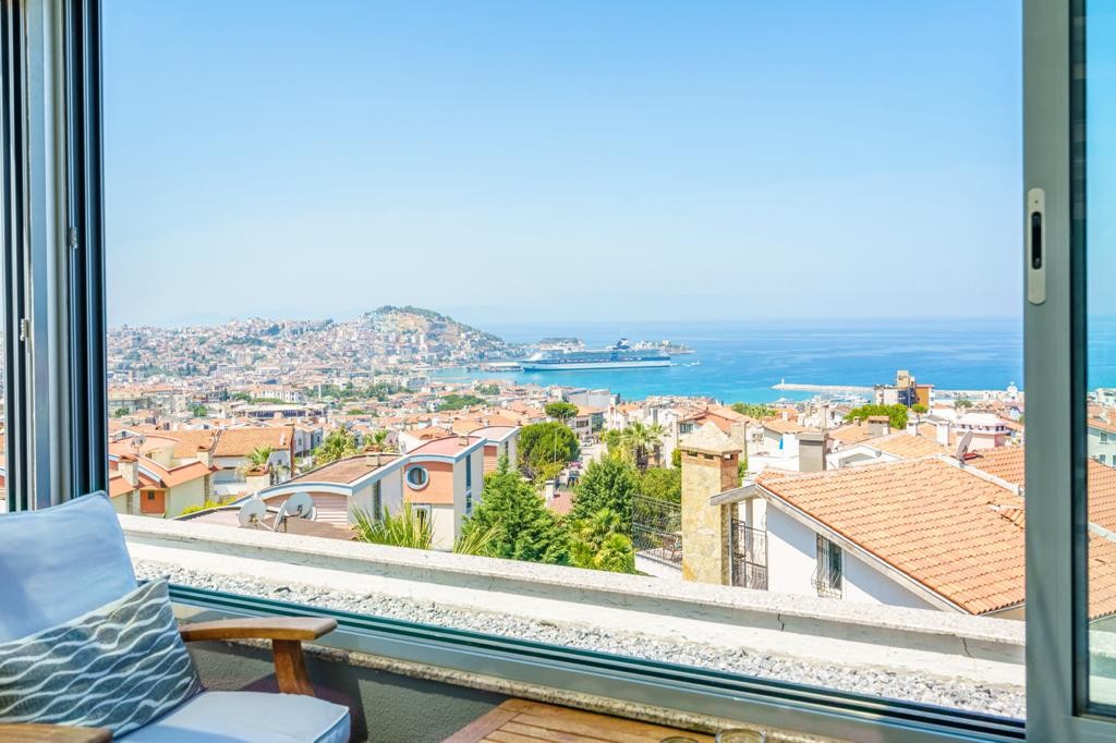 Magnificent Duplex Apartment with Sea View, Near Marina Area