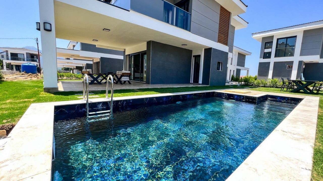 Detached Villa with Private Pool and Near the Sea