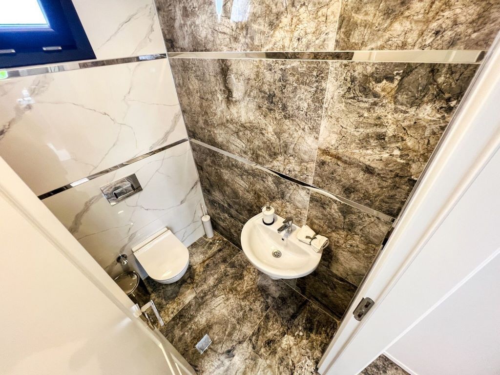 Detached Villa with Private Pool and Near the Sea