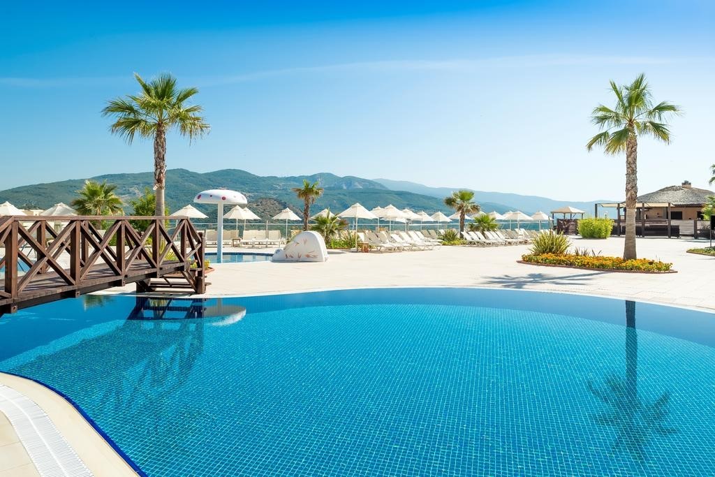 Luxury Golf Resort Spa Hotel, Opportunity with 2+1 Apartment