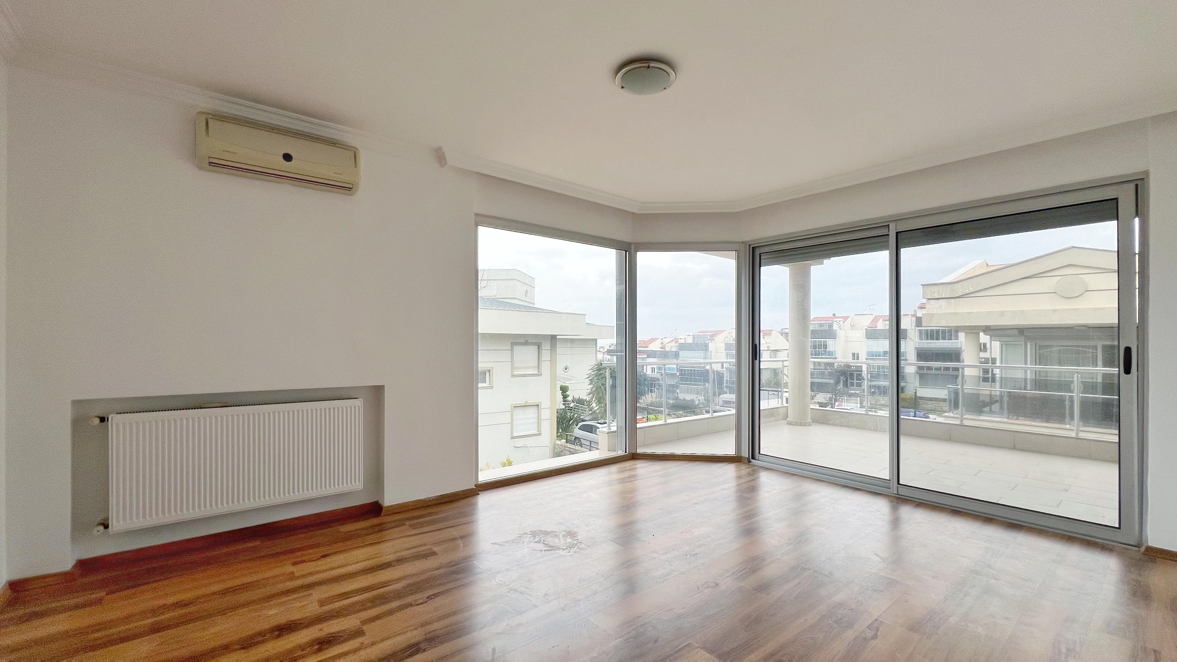 PRIVATE DETACHED VILLA  WITH SEA VIEW IN MARINA AREA