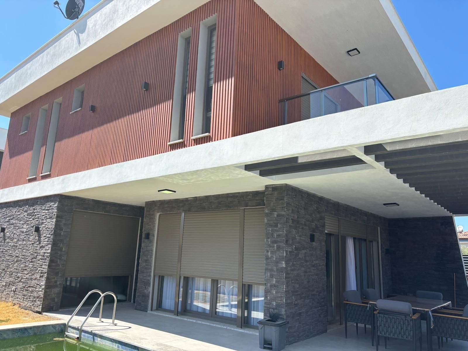 Detached villa with private pool for sale kusadasi