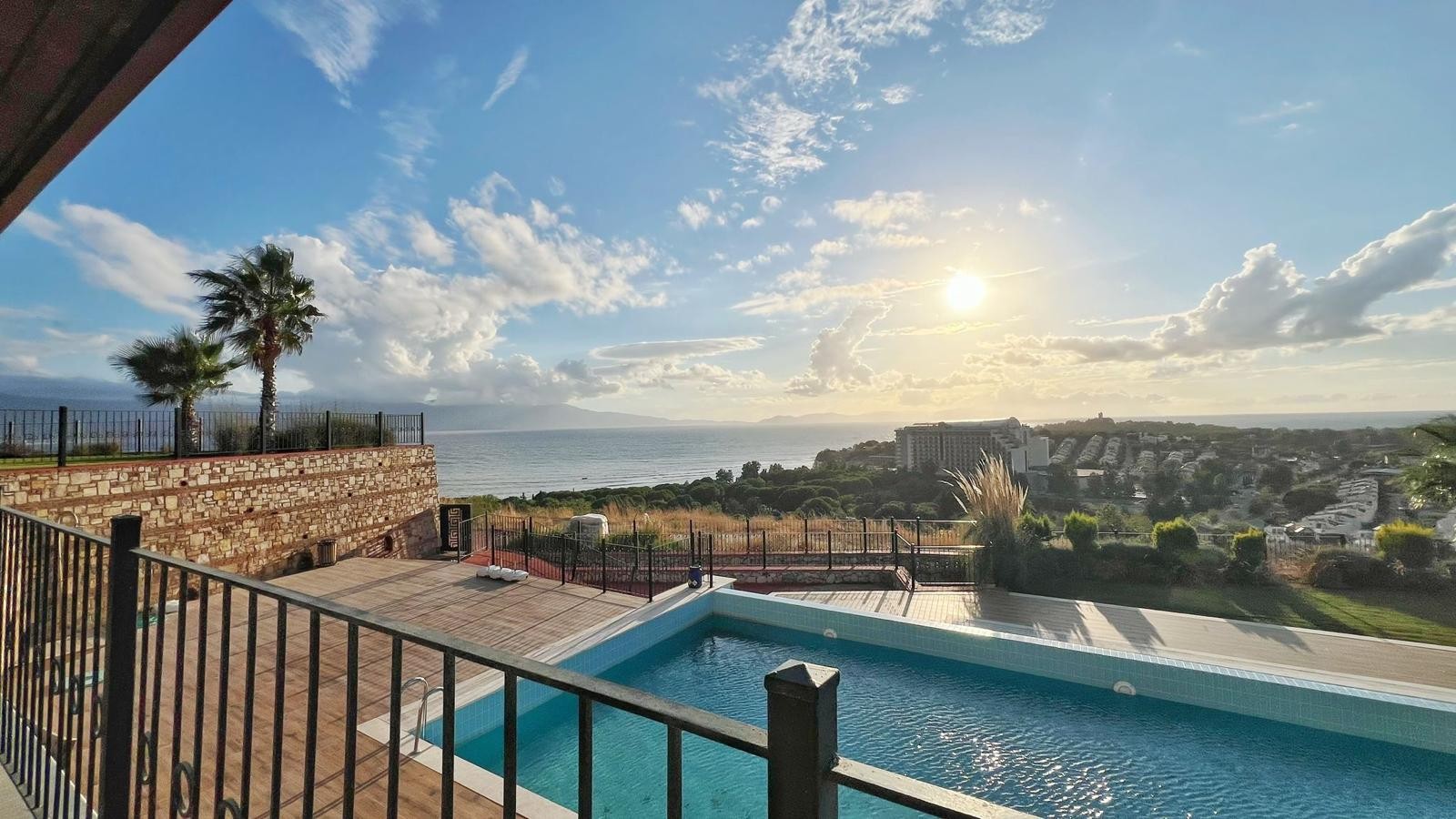 Spacious Apartment with Panoramic Pool and Sea Views in Kuşadası Değirmendere