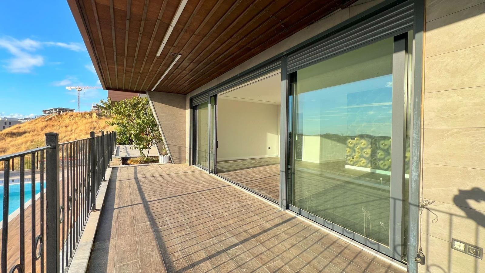 Spacious Apartment with Panoramic Pool and Sea Views in Kuşadası Değirmendere