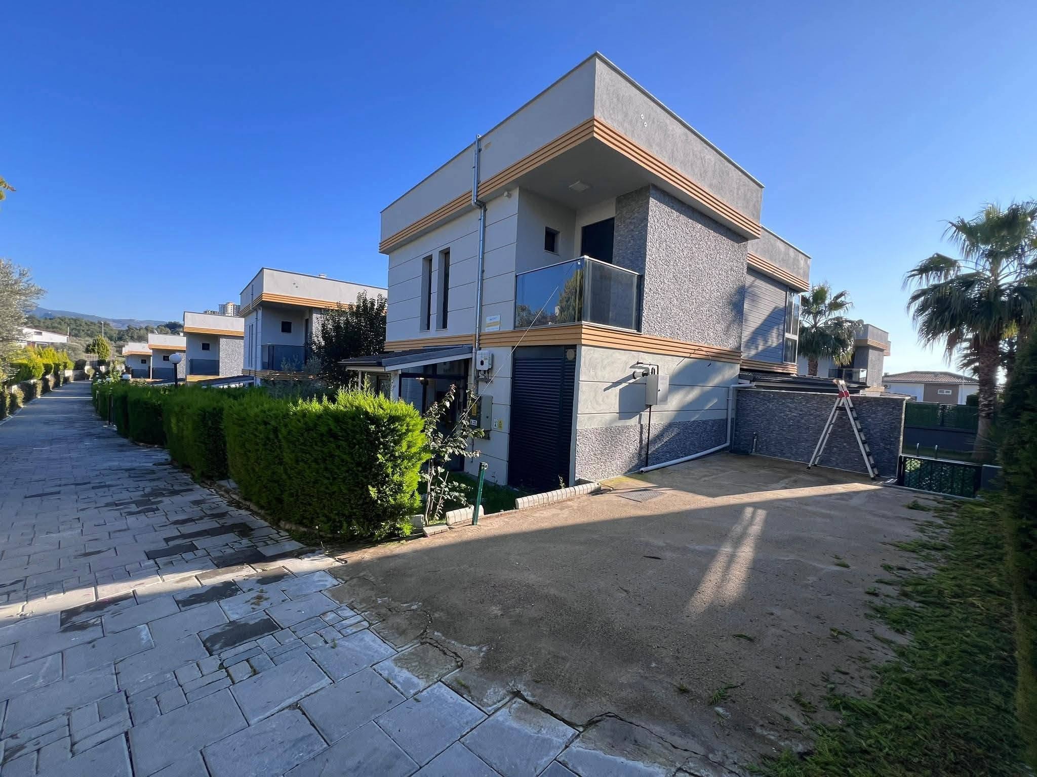 EXCLUSIVE DETACHED VILLA WITH PRIVATE POOL AND SOLAR ENERGY SYSTEM IN KUŞADASI